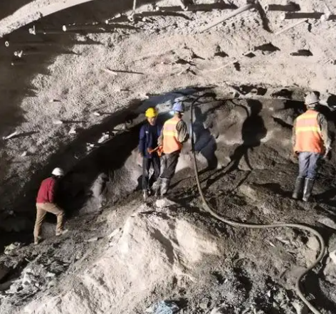 定安拱顶带模注浆料的施工流程及注意事项